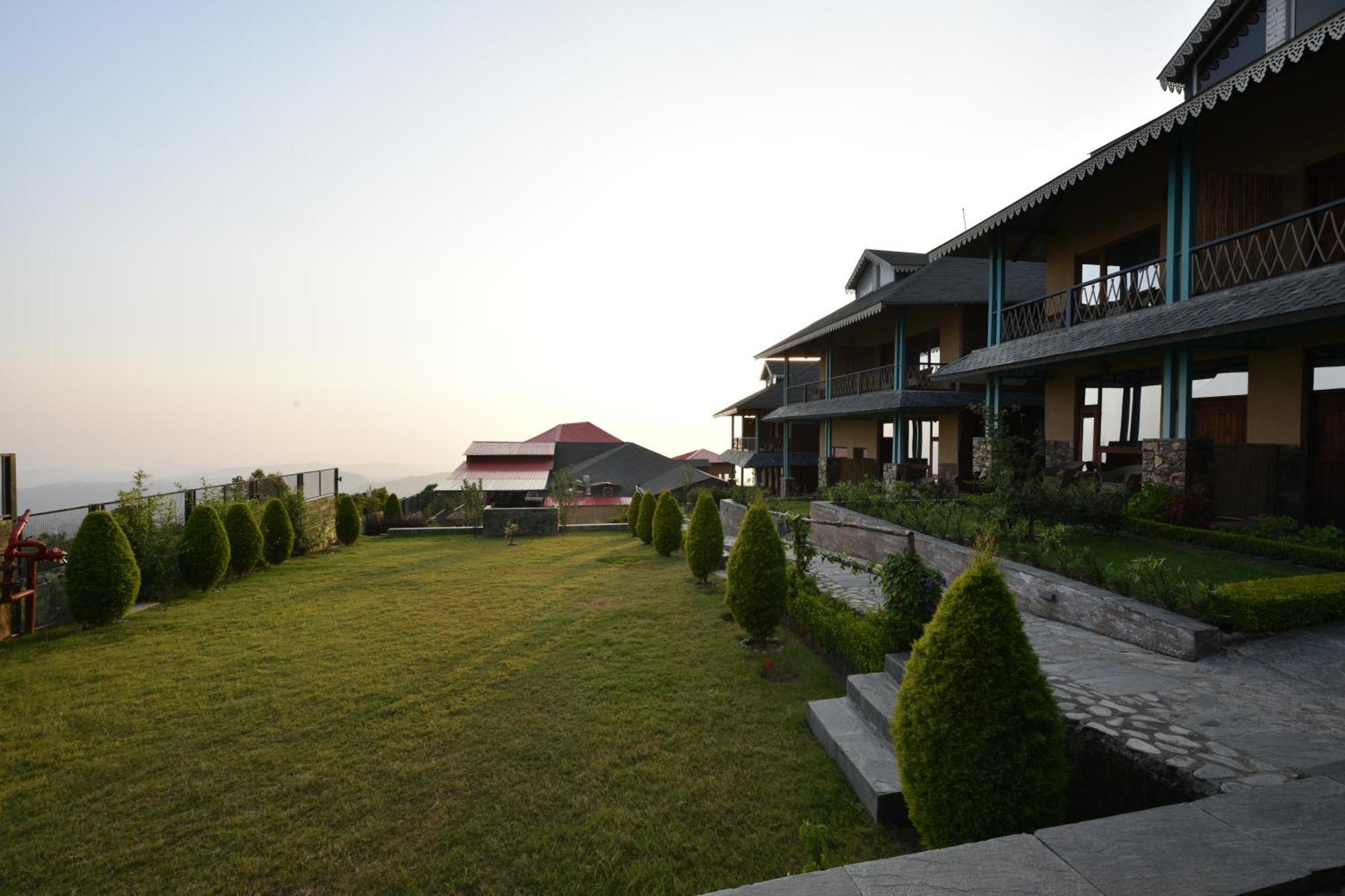 Tiaraa Jujurana Resort & Spa 다람샬라 외부 사진